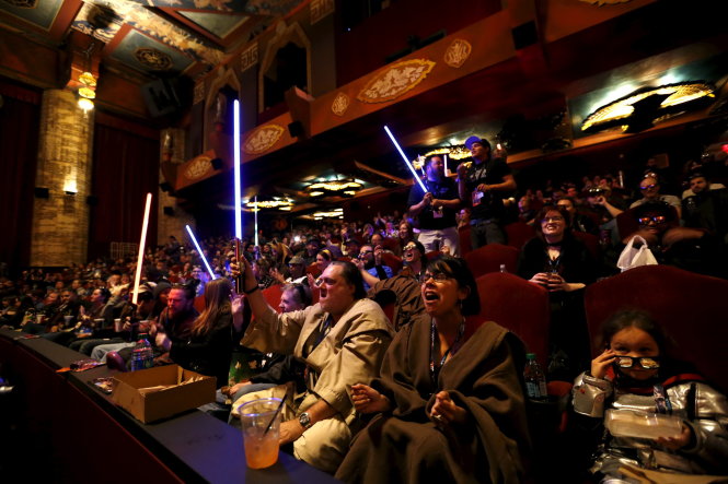 Khán giả Mỹ mặc trang phục của các nhân vật Star wars phấn khích khi chuẩn bị xem phim trong một rạp chiếu ở California - Ảnh: Reuters