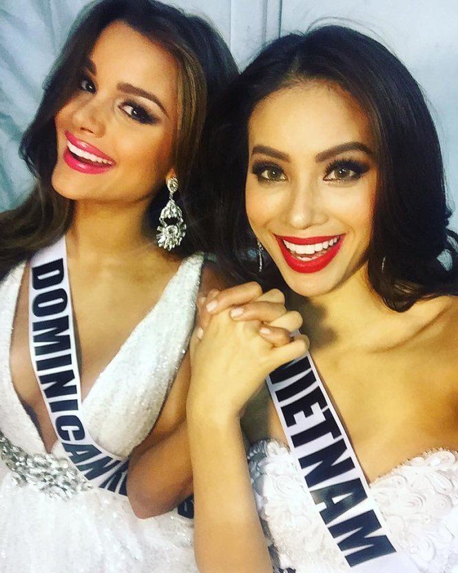 Phạm Hương và người bạn thí sinh thân thiết nhất của cô ở cuộc thi năm nay: hoa hậu CH Dominican