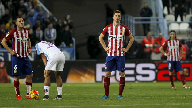 Các cầu thủ Atletico Madrid thất vọng sau khi bị Malaga sút tung lưới - Ảnh: Reuters