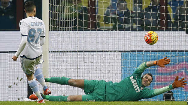 Candreva sút bồi từ quả 11m, ấn định tỉ số 2-1 cho Lazio trước Inter Milan ở phút 87 - Ảnh: Reuters