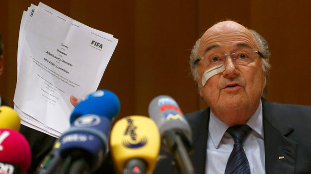 Ông Blatter trong buổi họp báo tại Zurich (Thụy Sĩ) sau khi bị FIFA cấm hoạt động bóng đá 8 năm - Ảnh: Reuters