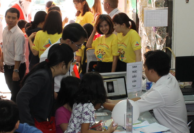 Sinh trắc dấu vân tay tại một trường học trên đường Phan Đăng Lưu, quận Phú Nhuận, TP.HCM sáng 19-12 - Ảnh: Sơn Bình