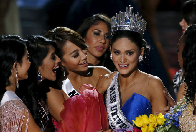 Pia Alonzo Wurtzbach  trong vòng tay thân ái của các thí sinh khác chúc mừng cô. Ảnh: Reuters.