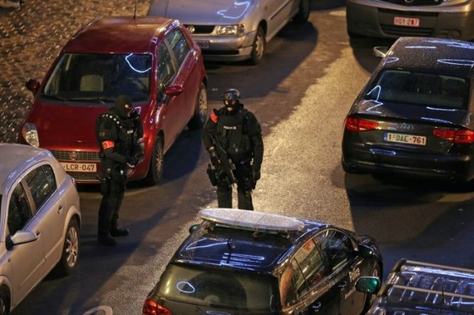 Cảnh sát Brussels bắt giữ một nghi phạm khủng bố Paris - Ảnh: AFP