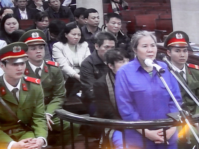 Bị cáo Chử Thị Kim Hiền (nguyên phó giám đốc Agribank  Nam Hà Nội) tại tòa chiều 21-12 - Ảnh T.L chụp màn hình.