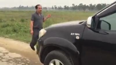 Ông Hoàng bên chiếc xe biển xanh của Sở GTVT Nghệ An bị “tố” làm luật ở Hà Tĩnh - Ảnh: Khánh Phạm