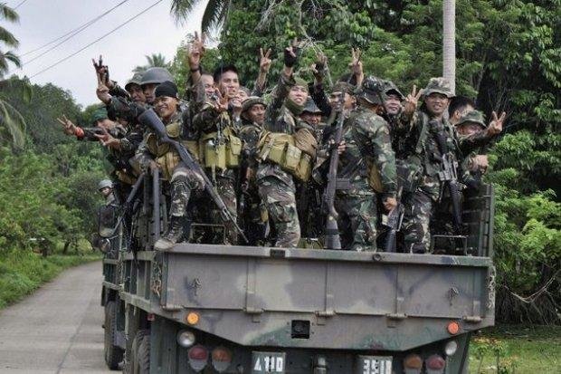 Binh sỹ Philippines mở chiến dịch tiễu trừ nhóm Abu Sayyaf tại khu rừng núi trên đảo Basilan - Ảnh: AFP