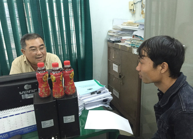 Anh Ngoan giải thích với ông Lê Trung Giang về việc mua hàng nhỏ lẻ nên không có hóa đơn, anh chỉ muốn nộp hàng cho Hội người tiêu dùng làm rõ nhưng không được chấp nhận - Ảnh: Chí Quốc