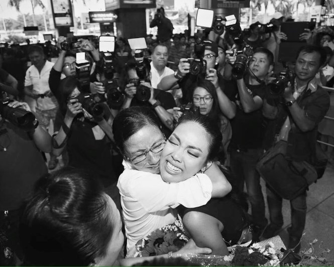 Bức ảnh đầy cảm động giữa hai mẹ con Lan Khuê khi người đẹp VN về tới sân bay Tân Sơn Nhất ngày 21-12.