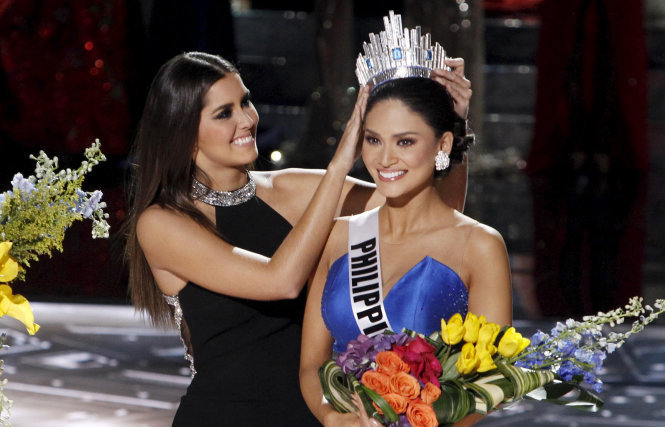 Miss Universe 2014 Paulina Vega trao vương miện cho Pia Alonzo Wurtzbach. Ảnh: Reuters.
