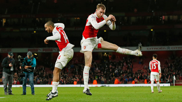 Pha ăn mừng độc đáo của Walcott và Metersacker sau trận Arsenal thắng Manchester City 2-1 - Ảnh: Reuters