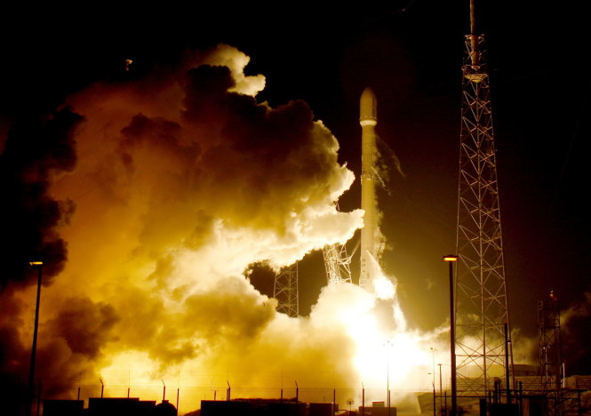 Tên lửa Falcon 9 cất cánh từ Florida - Ảnh: Reuters