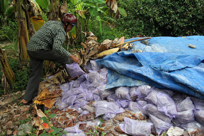 Hàng tấn gói gia vị hết đát đổ tràn lan ra bãi đất trống tại xã Tiên Thủy, huyện Châu Thành, tỉnh Bến Tre đang khiến người dân lo lắng.