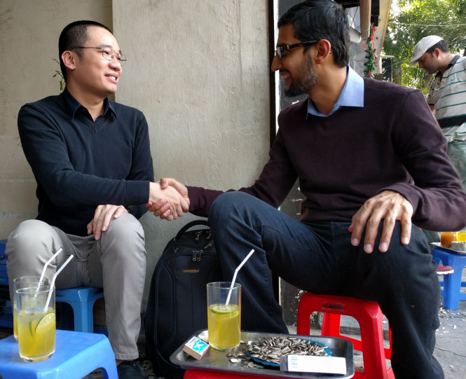 CEO Google trò chuyện thân mật với Nguyễn Hà Đông, cha đẻ của Flappy Bird, tại một quán nước lề đường gần hồ Gươm - Ảnh: T.D