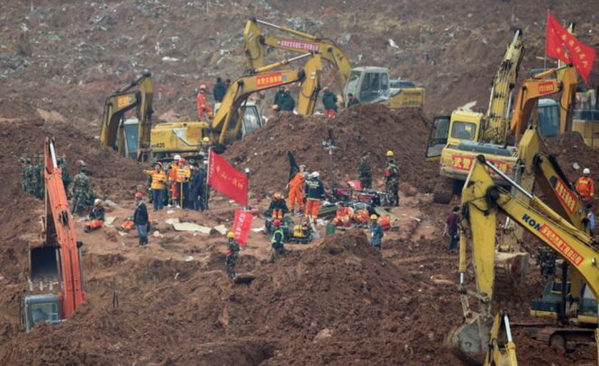 Lực lượng cứu hộ đang đào bới tại hiện trường lở đất - Ảnh: AFP