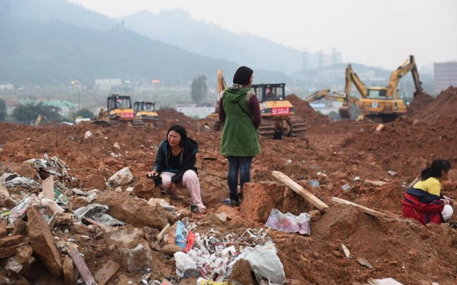 Một phụ nữ bật khóc khi đến hiện trường lở đất tìm kiếm người thân đang mất tích - Ảnh: news.cn