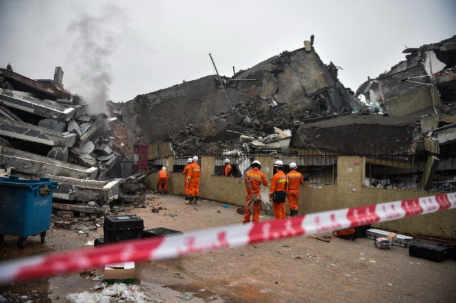 Lực lượng cứu hộ đang tìm kiếm các nạn nhân - Ảnh: Xinhua