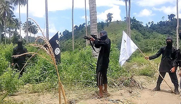 Các tay súng IS tập luyện trong rừng ở Philippines - Ảnh: Daily Mail