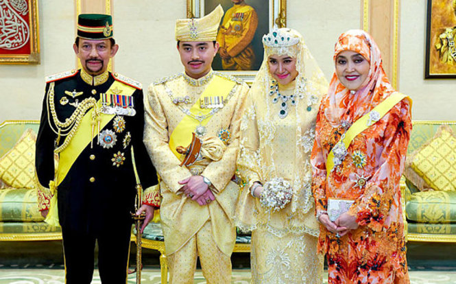 Quốc vương Brunei Hassanal Bolkiah trong lễ cưới của hoàng tử Abdul Malik - Ảnh: Telegraph/EPA