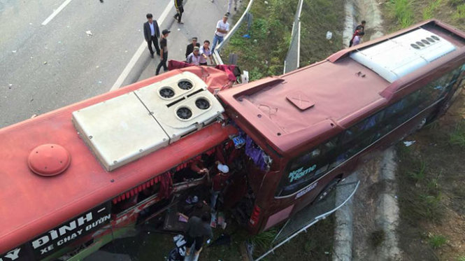 Hai chiếc xe khách gặp nạn trên đường cao tốc Nội Bài - Lào Cai - Ảnh: laocaionline