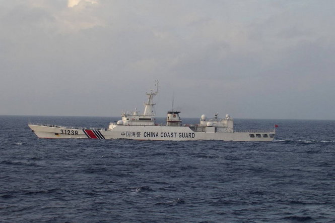 Ảnh do Nhật Bản công bố cho thấy chiếc tàu Trung Quốc có vũ trang ở gần vùng đảo tranh chấp trên biển Hoa Đông ngày 22-12 - Ảnh: AP