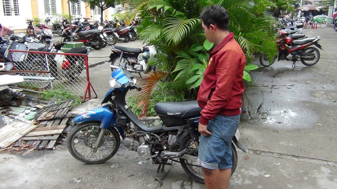 Thái Đình Anh Tuấn cùng chiếc xe máy gây án - Ảnh: Ngọc Khải