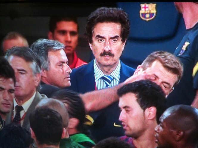 HLV Mourinho móc mắt đồng nghiệp Tito Vilanova. Ảnh: Publico