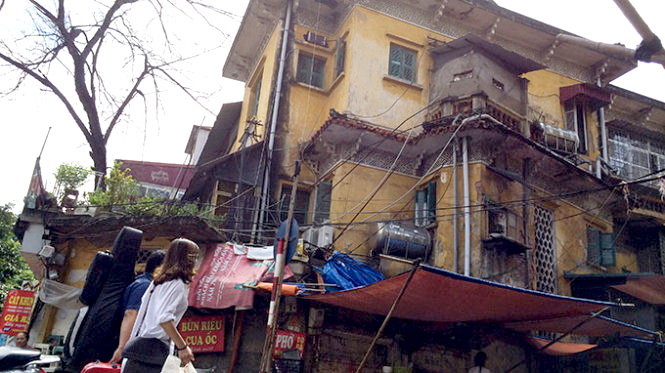 Biệt thự cũ nhếch nhác trên phố Nguyễn Thái Học, Hà Nội - Ảnh: Lâm Hoài