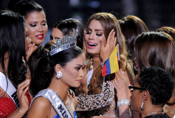 Ariadna Gutierrez khóc ròng còn hoa hậu Philippines cũng chẳng vui nổi trên sân khấu. Ảnh: Reuters.