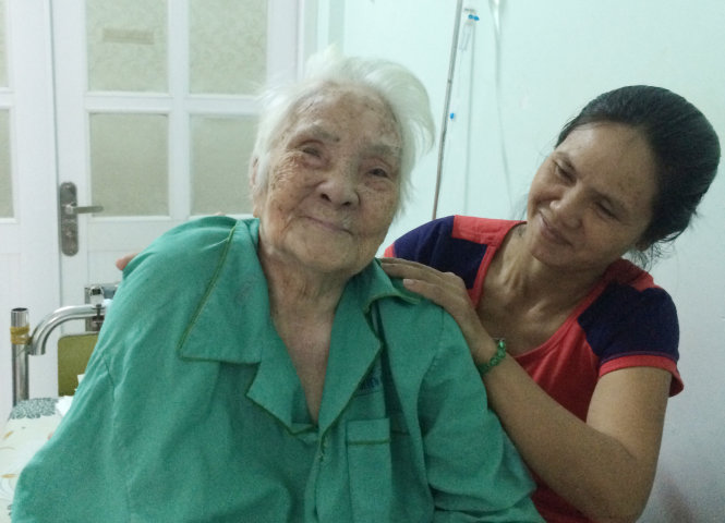 Cụ bà 103 tuổi cười vui vẻ sau phẫu thuật hai ngày - Ảnh: BV cung cấp