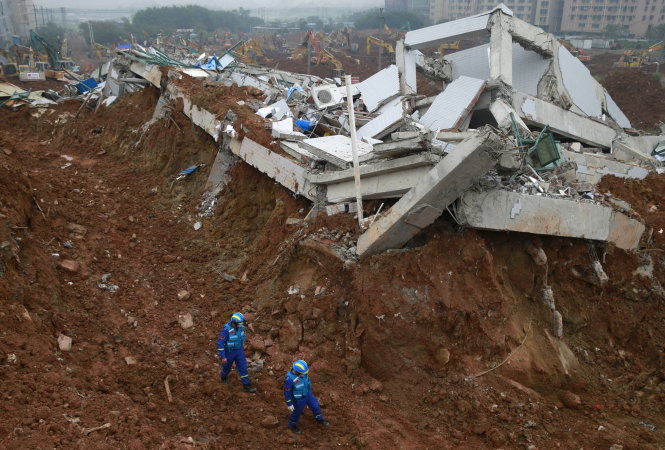 Một tòa nhà bị lở đất phá hủy - Ảnh: Reuters