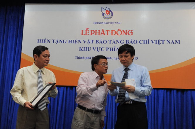 Nhà báo Huỳnh Dũng Nhân đại diện gia đình nhà báo Bùi Á trao tặng bản thảo điếu văn Hồ Chủ tịch mà ông Bùi Á đã viết trong nhà tù Non Nước (Quảng Nam) - Ảnh: Tự Trung