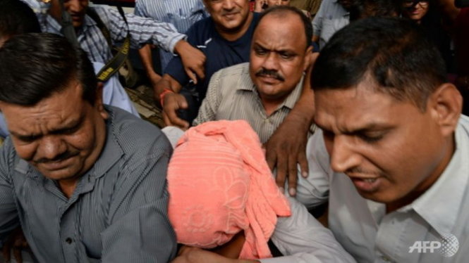 Cảnh sát Ấn Độ dẫn giải một trong những kẻ hiếp dâm (giữa, hàng đầu) nữ sinh y khoa Jyoti Singh - Ảnh:AFP