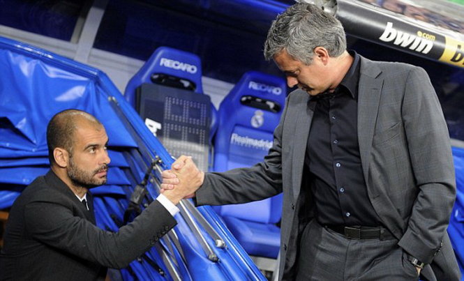 Jose Mourinho (phải) luốn tìm cách đá xoáy người đồng nghiệp Pep Guardiola. Ảnh: Reuters