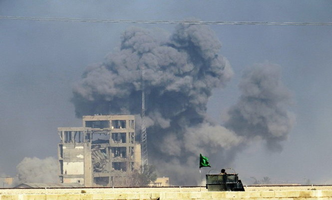 Khói bốc lên mù mịt từ một địa điểm ở Ramadi bị liên quân Mỹ không kích - Ảnh: AFP