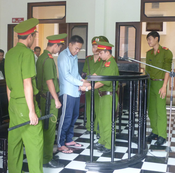 Tạ Minh Triệu được áp giải về trại tạm giam sau khi kết thúc phiên tòa