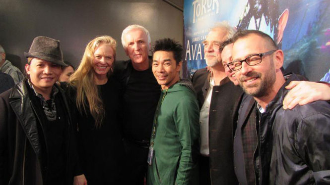 Biên đạo Tuấn Lê (bìa trái) và Tấn Lộc (thứ tư từ trái sang) cùng đạo diễn James Cameron (thứ ba từ trái sang) sau buổi diễn đầu tiên của Toruk - The first flight chiều 22-12 tại Canada - Ảnh: NVCC