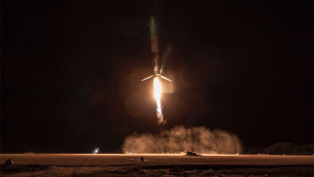 Tên lửa Falcon 9 khi hạ cánh xuống mặt đất theo chiều thẳng đứng - Ảnh: SpaceX