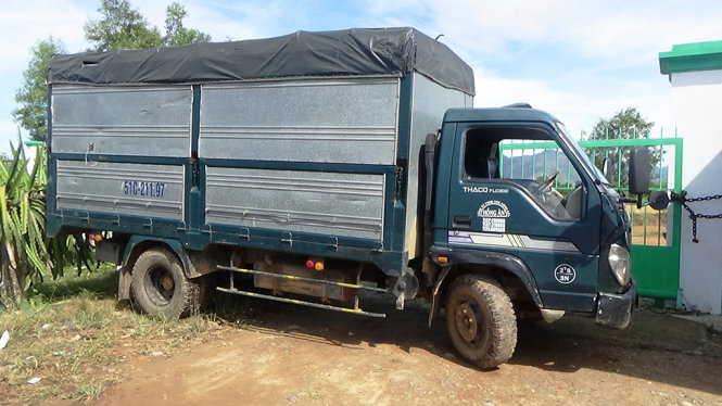 Chiếc xe tải đặt trước cổng trang trại thanh long nhằm ngăn những người lạ mặt vào đánh chiếm lại trang trại - Ảnh: Nguyễn Nam