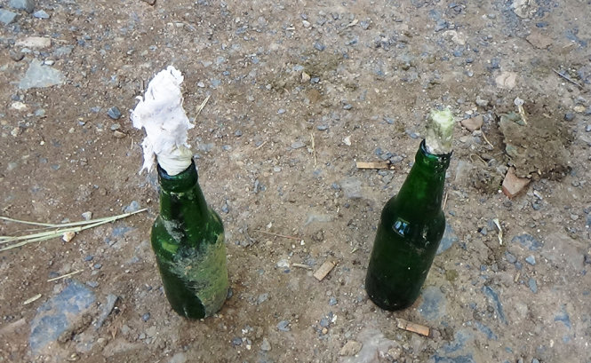 Hai quả bom xăng được ném vào bên trong trang trại thanh long nhưng không phát nổ - Ảnh: Nguyễn Nam