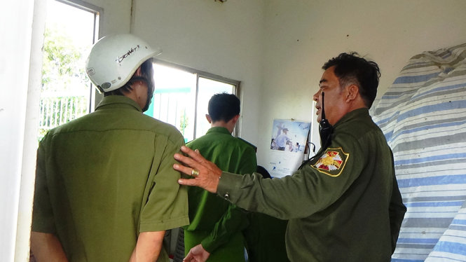 Lực lượng công an làm việc với người có trách nhiệm của đội bảo vệ thuộc Công ty Hồng Ân vào sáng 23-12 - Ảnh: Nguyễn Nam