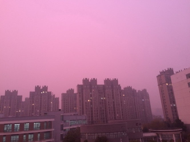Bầu trời Nam Kinh tím nhờ nhờ vì ô nhiễm - Ảnh: AFP