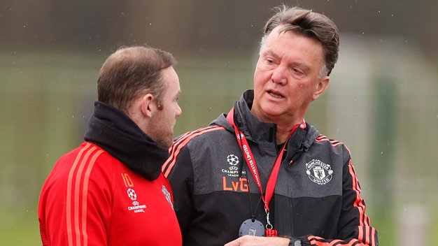 Rooney (trái) và HLV Van Gaal trong buổi tập của Manchester United - Ảnh: Reuters