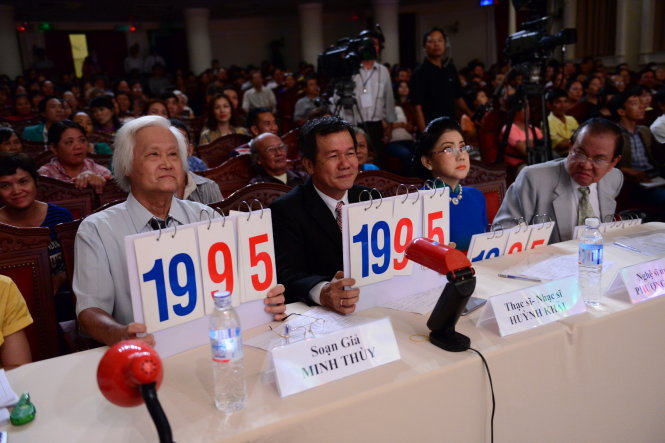 Ban giám khảo chấm điểm các phần thi của các thí sinh tham dự đêm chung kết - Ảnh: Quang Định