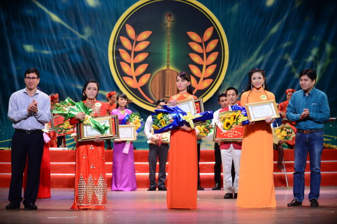 Ba thí sinh đoạt giải tư Giọng ca cải lương Bông lúa vàng tối 23-12 - Ảnh: Quang Định