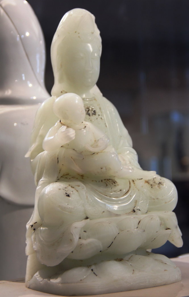 Tượng Quan âm bằng chất liệu bạch ngọc được xem vô cùng quý giá trong số 500 hiện vật về Phật giáo được trưng bày tại bảo tàng. Ảnh: PHAN THÀNH