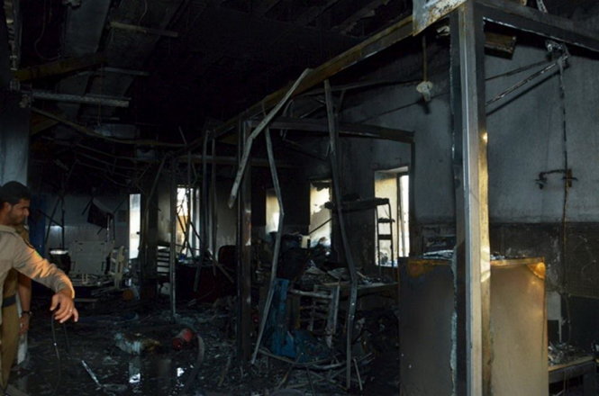 Thiệt hại nặng nề sau vụ cháy - Ảnh: Reuters