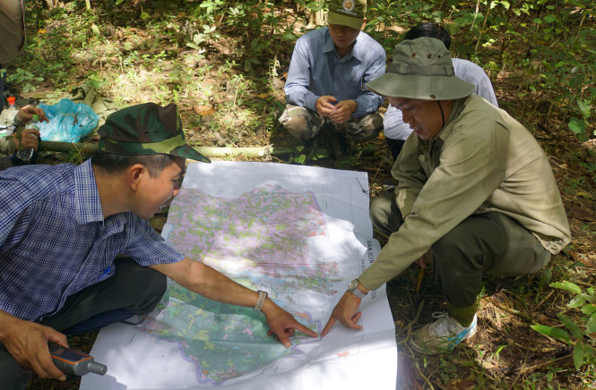 Đoàn khảo sát thực địa dự án 18km đường xuyên rừng Nam Cát Tiên - Ảnh: Hà Mi