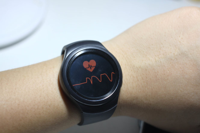 Đo nhịp tim, kết hợp cùng các ứng dụng theo dõi sức khỏe trên Gear S2 - Ảnh: Phong Vân