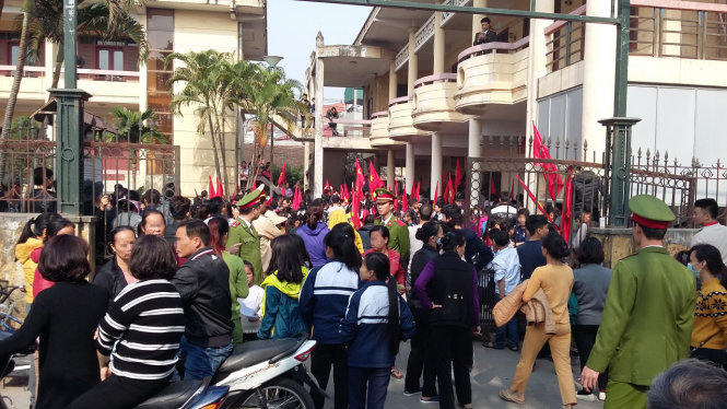 Học sinh và tiểu thương chợ Nành tại trụ sở UBND xã Ninh Hiệp (Gia Lâm, Hà Nội) sáng 21-12 - Ảnh: Q.Thế